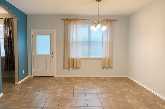 Foto del edificio - 6861 Dogwood Cliff Ln