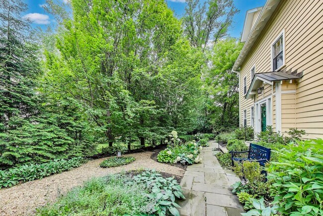 Foto del edificio - 5809 Grosvenor Ln