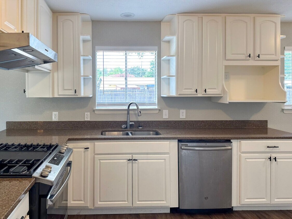 Primary Photo - Spacious 3 bedroom 2 bath home w/ swimming...