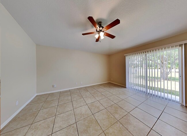 Building Photo - 1389 SW Prairie Cir
