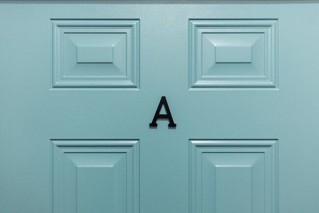 Building Photo - $500 OFF March Rent! Ground-Floor Renovated 1BR Near SCAD