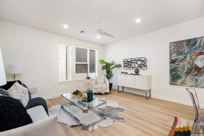 Foto del edificio - 719 E Locust St
