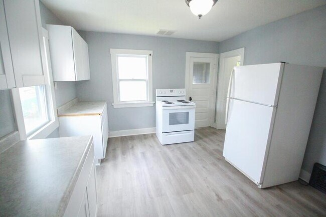 Building Photo - 1532 D Ave NE
