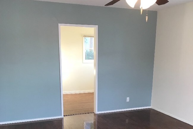 Building Photo - 940 N Cedar St