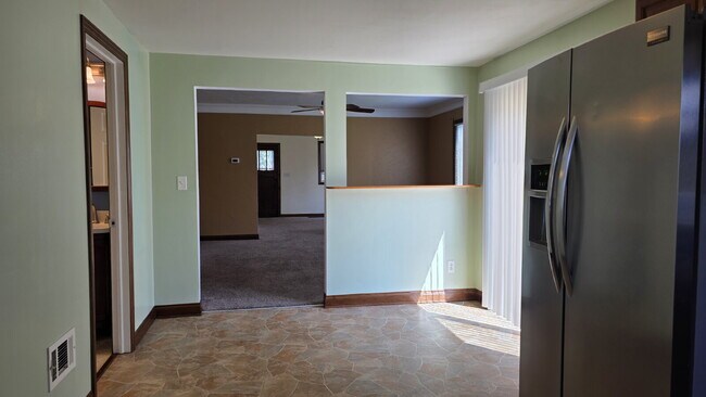 Foto del edificio - Large 2 bedroom Duplex- LOWER