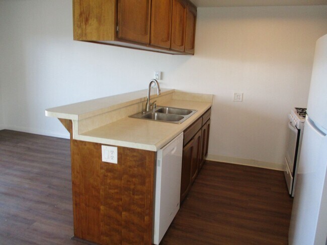 Foto del edificio - Desirable Pt Loma Fully Updated 1 BDR 1 BA Apartment.