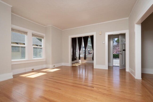 Building Photo - 34 10th Ave