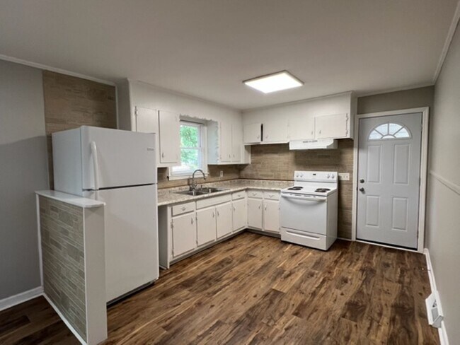 Foto del edificio - Fantastic Brick Ranch Home that has been refurbished - Open Floorplan with 3 bedrooms & 1.5 baths...