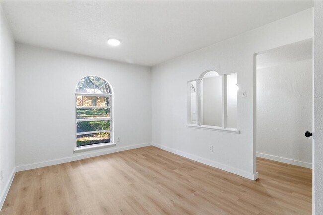 Building Photo - 4333 Thicket Dr