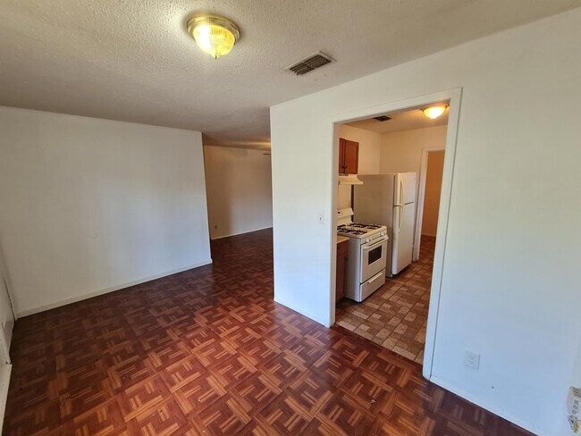 Building Photo - 6115 S Hampton Dr