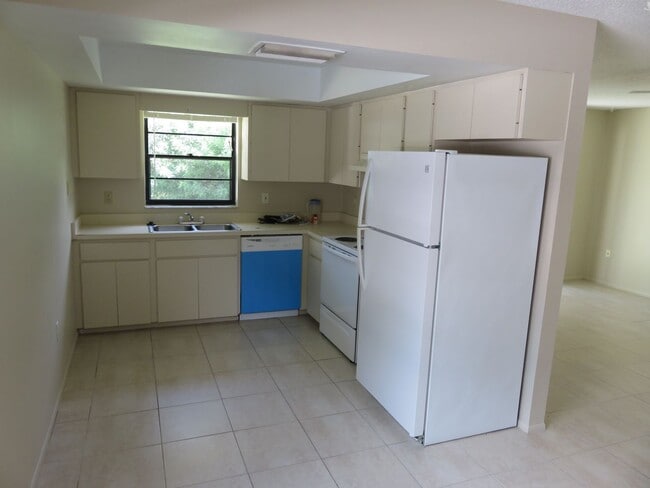 Foto del edificio - Open and bright 2/2 with garage