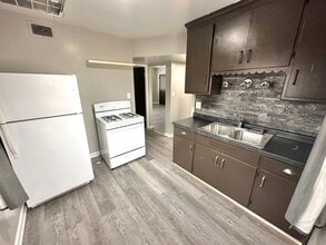 Building Photo - 4203-4203 W Fond du Lac Ave