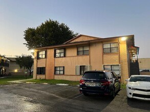 Building Photo - 2735 W 66th St