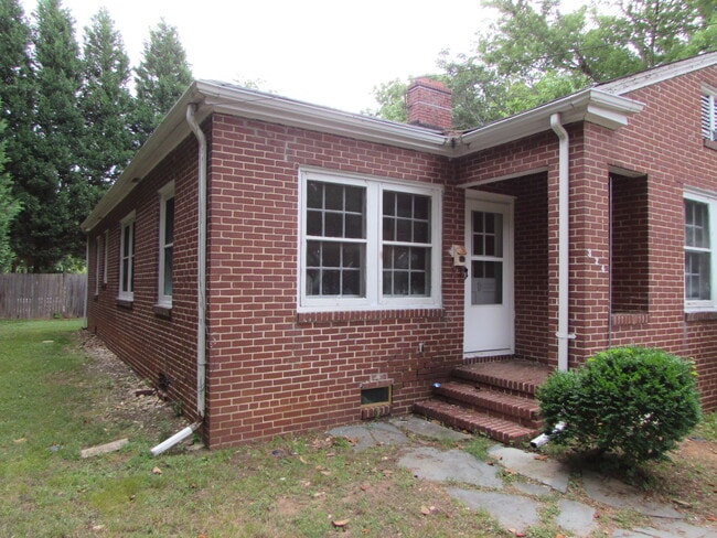 Building Photo - Delightful 2 Bed/1 Bath Duplex Apt - All B...