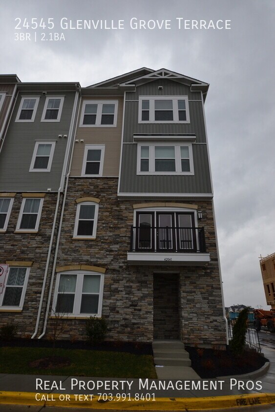 Foto principal - Beautifully Maintained 4 Level End Unit To...