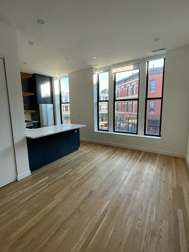 Building Photo - 1562 N Damen Ave