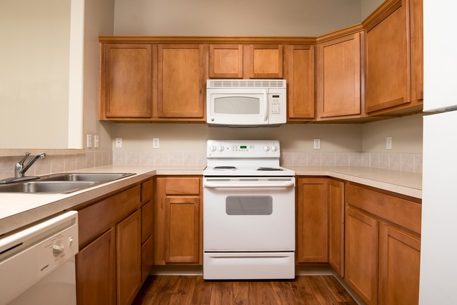 Marketplace | Townhome Kitchen - Marketplace Apartments