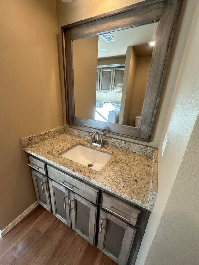 Building Photo - Come look at this beautiful 3-bedrom 2-bat...