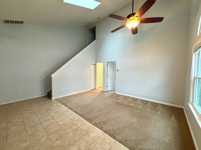 Foto del edificio - End unit Townhome in the heart of Chesapeake! Available Late July