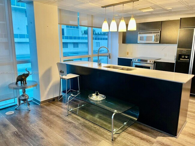 Foto del edificio - 665 NE 25th St
