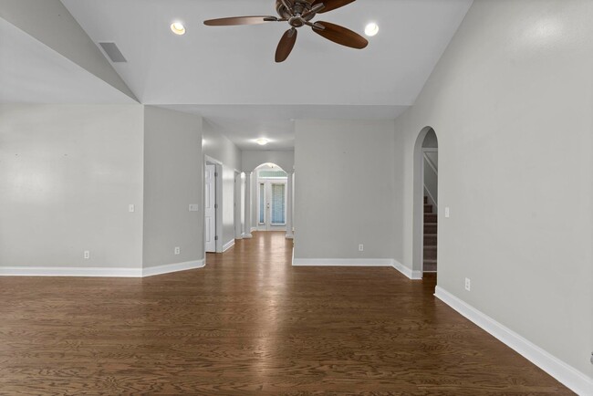 Building Photo - **MOVE IN SPECIAL** $500 off first months ...