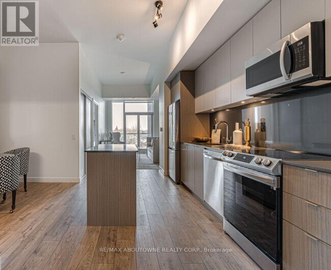 Building Photo - 133 Bronte Rd