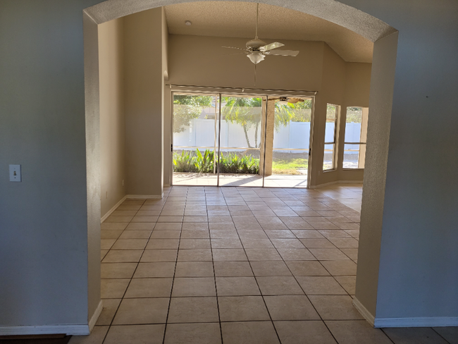 Building Photo - 1906 Smoketree Cir