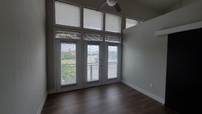Foto del edificio - 901 E 5th St