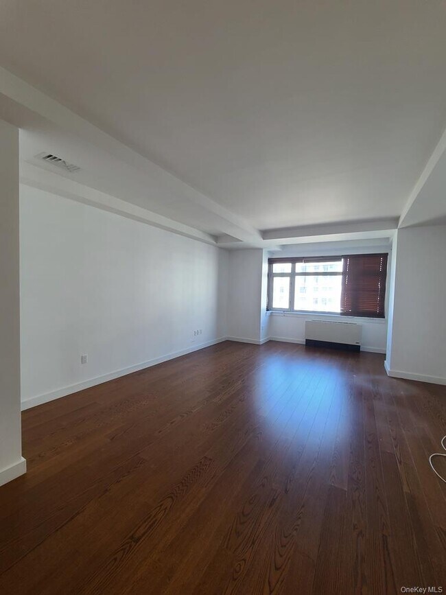 Foto del edificio - 40-22 College Point Blvd