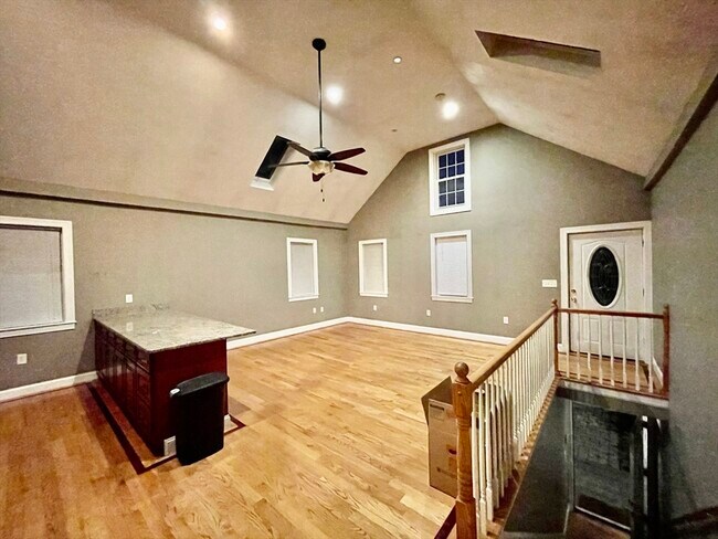 Building Photo - 2 Lorenzo St