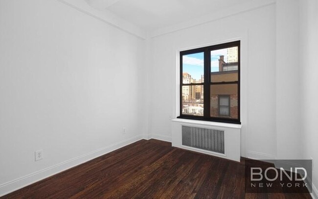 Building Photo - 19 W 69th St