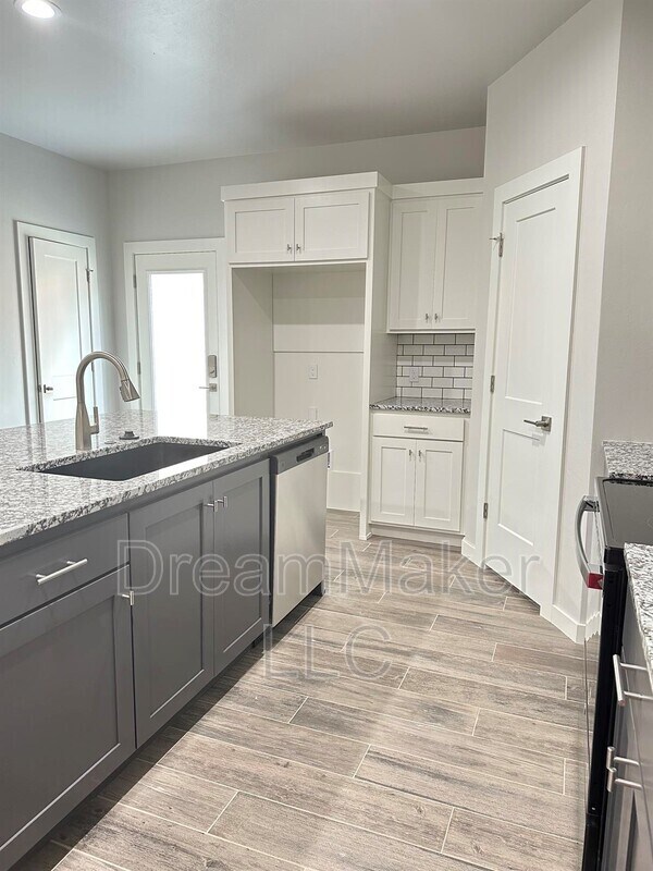 Building Photo - 2815 Clifton Ter