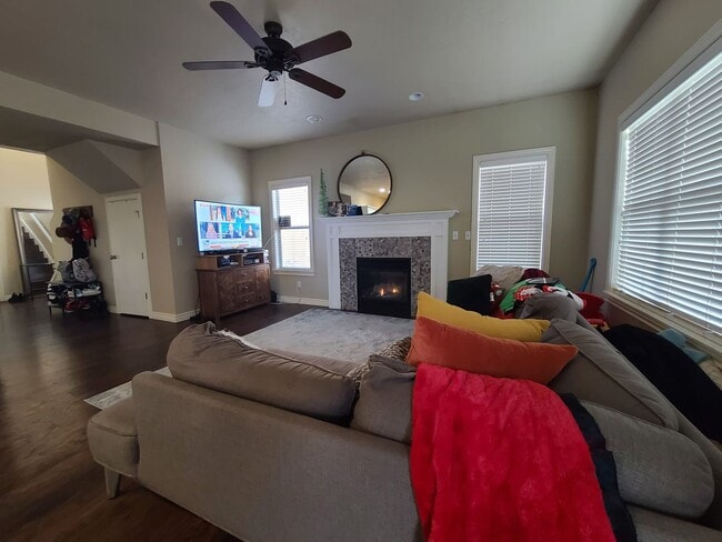 Building Photo - Three Bedroom Town Home  near Union Park Available February 1st