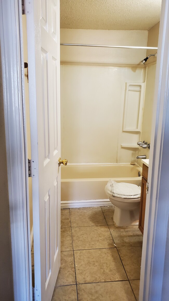 private bath in the main bedroom - 945 W Monterey Ct