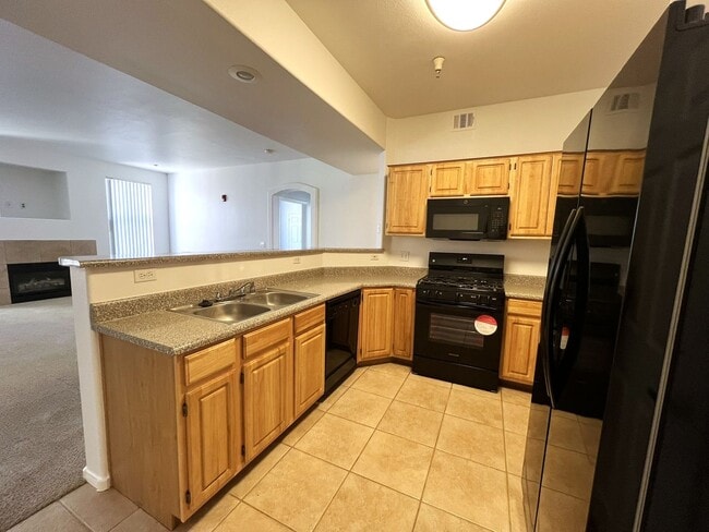 Building Photo - 3 Bedroom Condo with 1 Car Garage