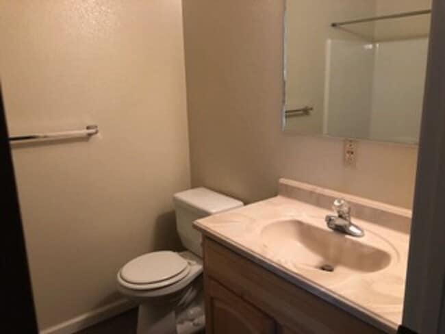 Building Photo - 1551 Highland Dr