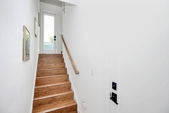 Foto del edificio - Indulge in luxury with this spacious corne...