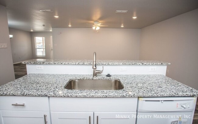 Building Photo - 5527 Kemper St