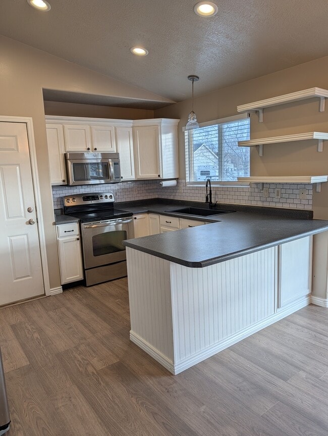 Building Photo - 5 Bedroom Home New Carpet and Paint