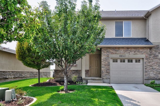 Building Photo - 2331 W Montcalm Dr