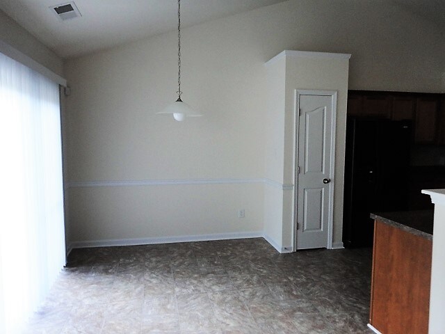 Building Photo - 823 Jennifer Lane