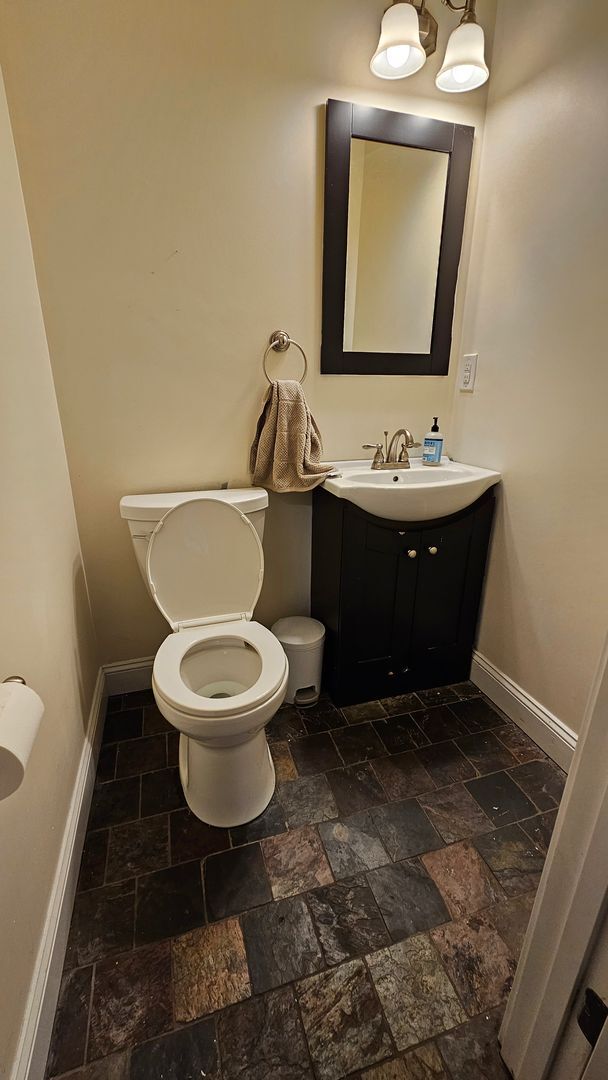 Building Photo - Prime Location apartment minutes from BC