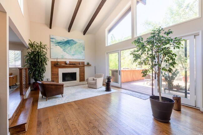 Building Photo - 13 Oak Forest Rd