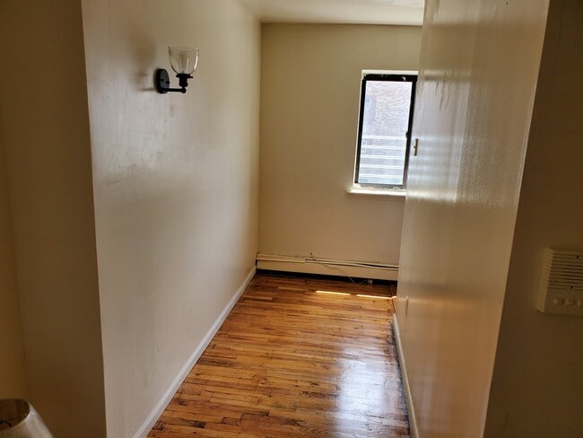 common way - 1352 Troy Ave