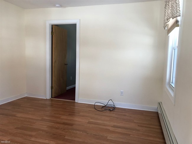 Building Photo - 3 br, 1 bath House - 5 Juniper St