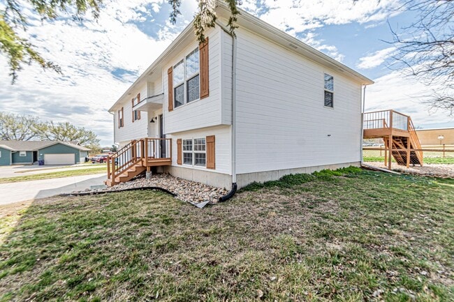 Building Photo - Walking distance to Milford Lake