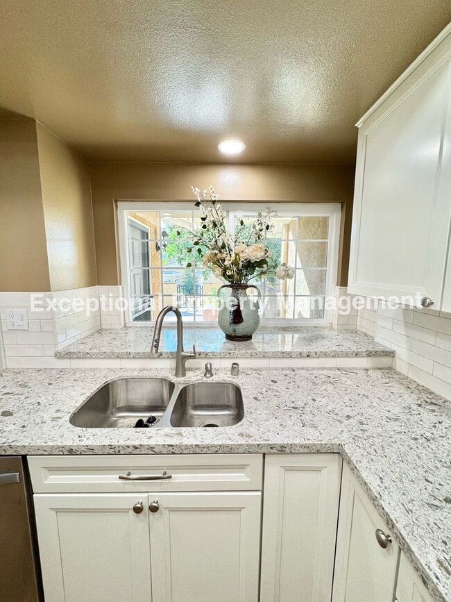 Foto del edificio - Ready to move in 2 bedroom 3 bath townhome