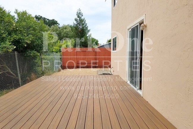 Foto del edificio - Beautiful 4-Bedroom Single Family Home wit...
