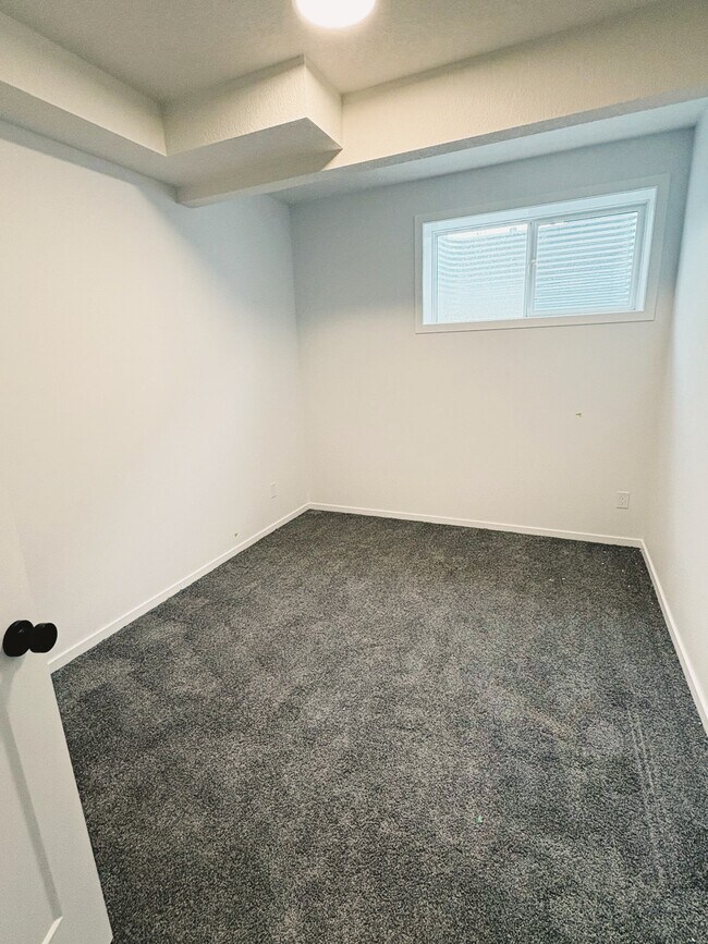 Photo du bâtiment - 7729-174A 174A Ave NW