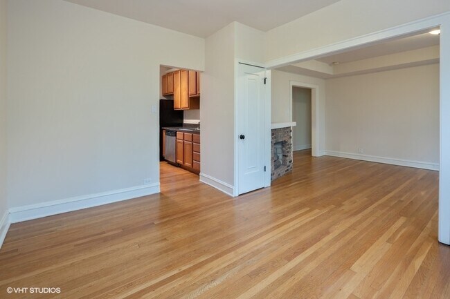 Building Photo - 3507 N Racine Ave